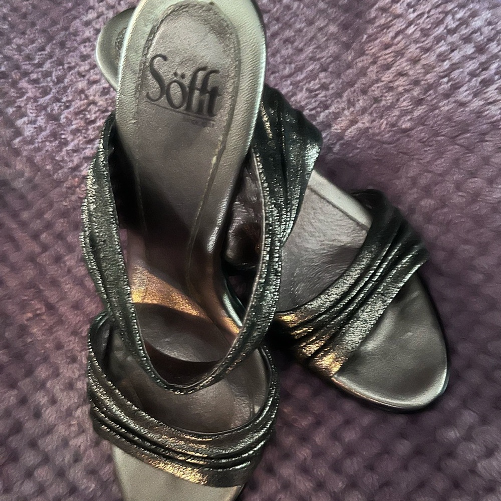 Sofft Black silver metallic Sandals with Stylish Cross-Straps